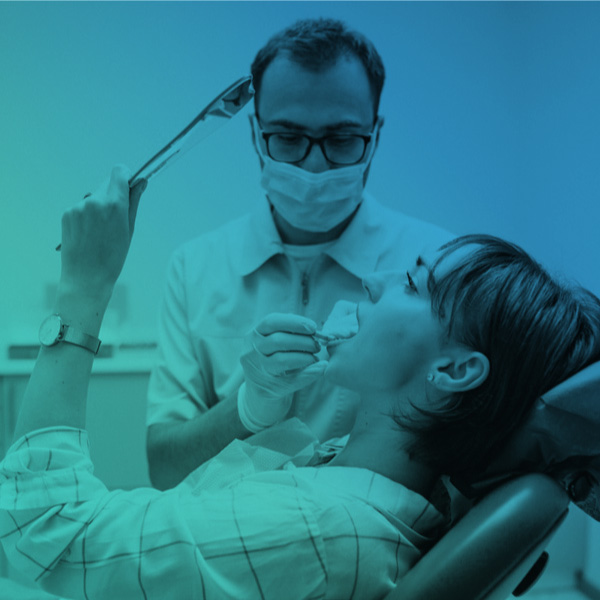 Manejo clínico de pacientes hipertensos, gestantes e diabéticos na odontologia.